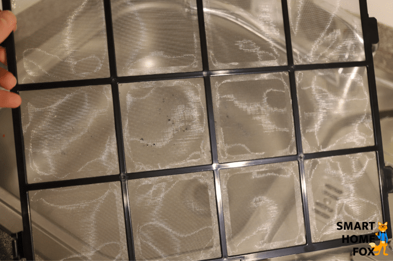 Der Vorfilter des Philips AC2889/10 ist mit Staub verschmutzt